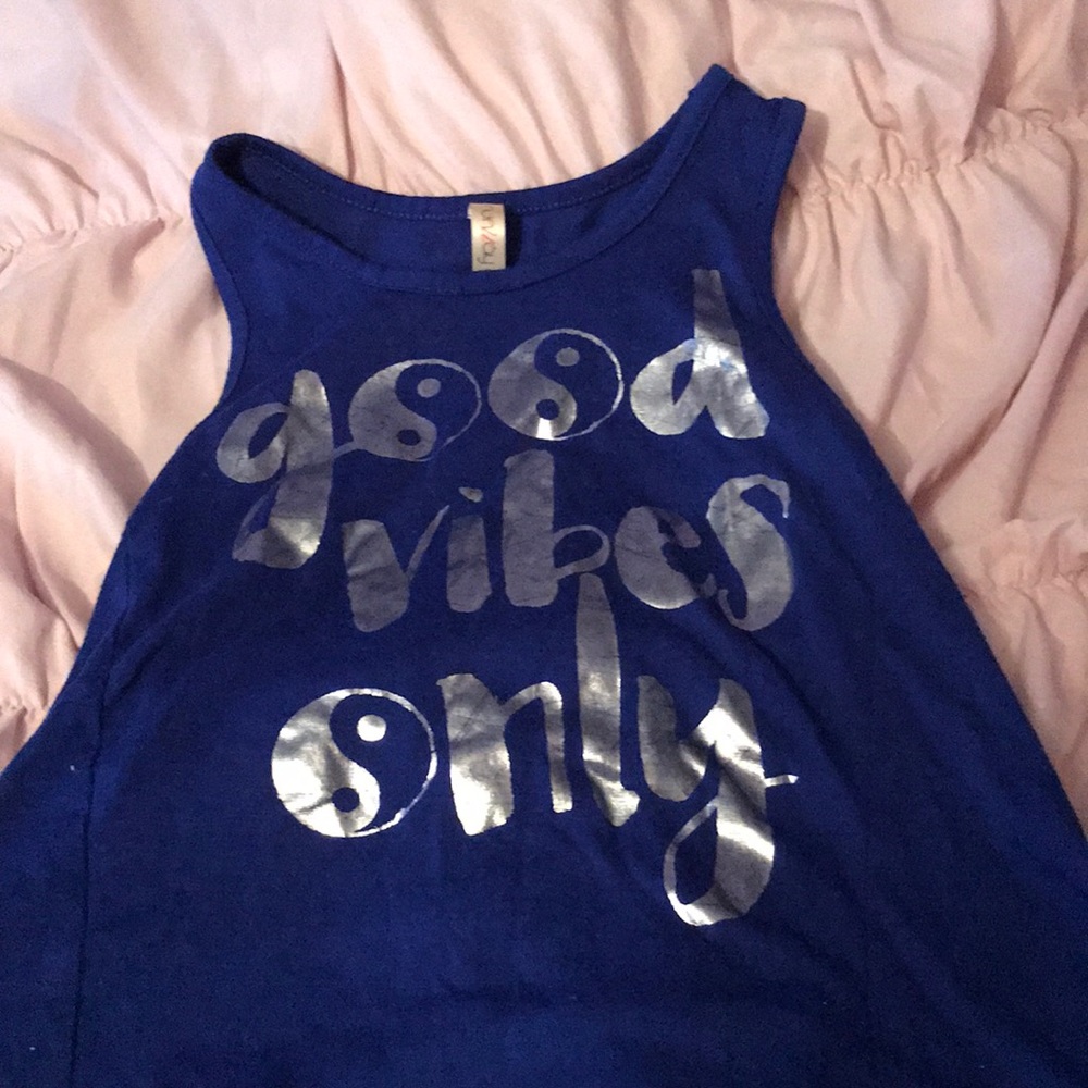a shirt that say GOOD vibes only